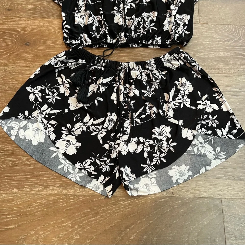 🌸 Women’s Floral Off-Shoulder Top and Shorts Swim Cover Up Set Size M